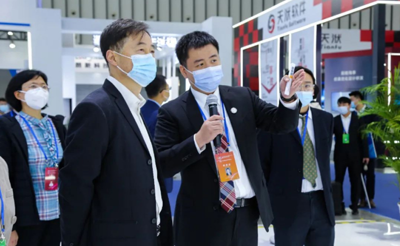 江蘇省工信廳副廳長池宇視察亨通展臺(圖1) 江蘇省工信廳副廳長池宇視察亨通展臺(圖1)